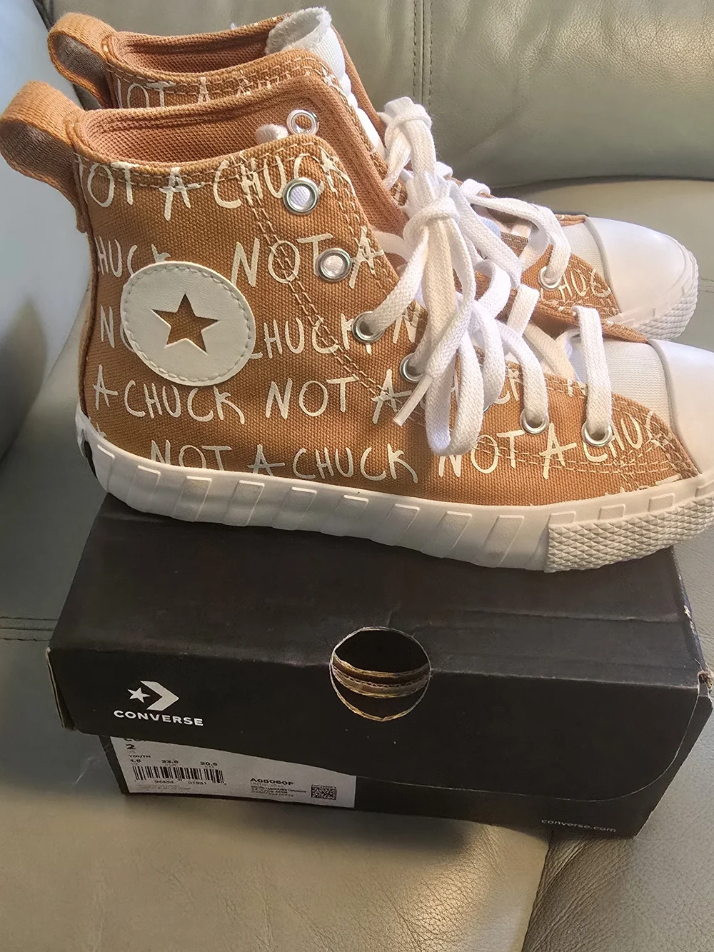 Converse UNT1TL3D High Top Golden Tan/White Shoes A05050F Youth Size 2 New‎